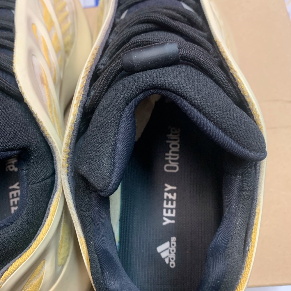 Yeezys 700 - Picture 4 of 7